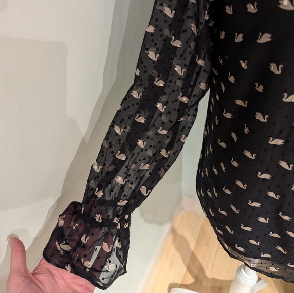 RSVP By Talbots Wmns Medium Black Sheer Blouse Swan Print Ruffle Sleeve FLAW 134 - Picture 3 of 7